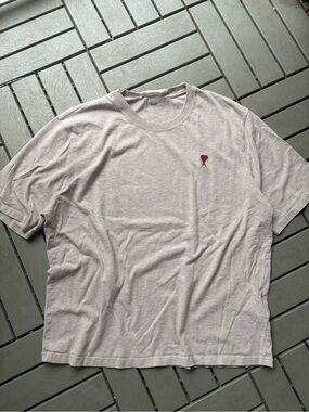 Ami Heart Logo Crew Tee - Light Gray with Red Heart